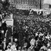 lenin_komintern_ii._kongresinin_acilisina_adanan_uluslararasi_bir_mitingde_saray_meydaninda_bir_konusma_yapiyor._petrograd19_temmuz_1920.jpg